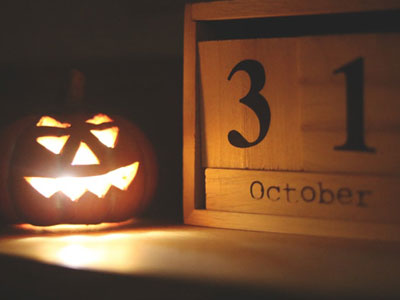 Image of a Jack O'Lantern next to a calendar showing 31 October